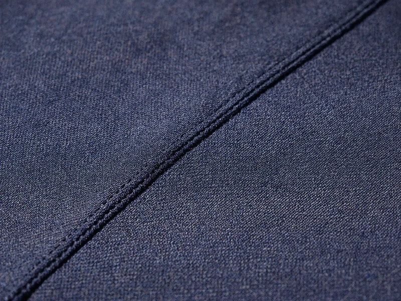 Makroaufnahme eines technischen Strickstoffs mit flacher Naht im Streiflicht